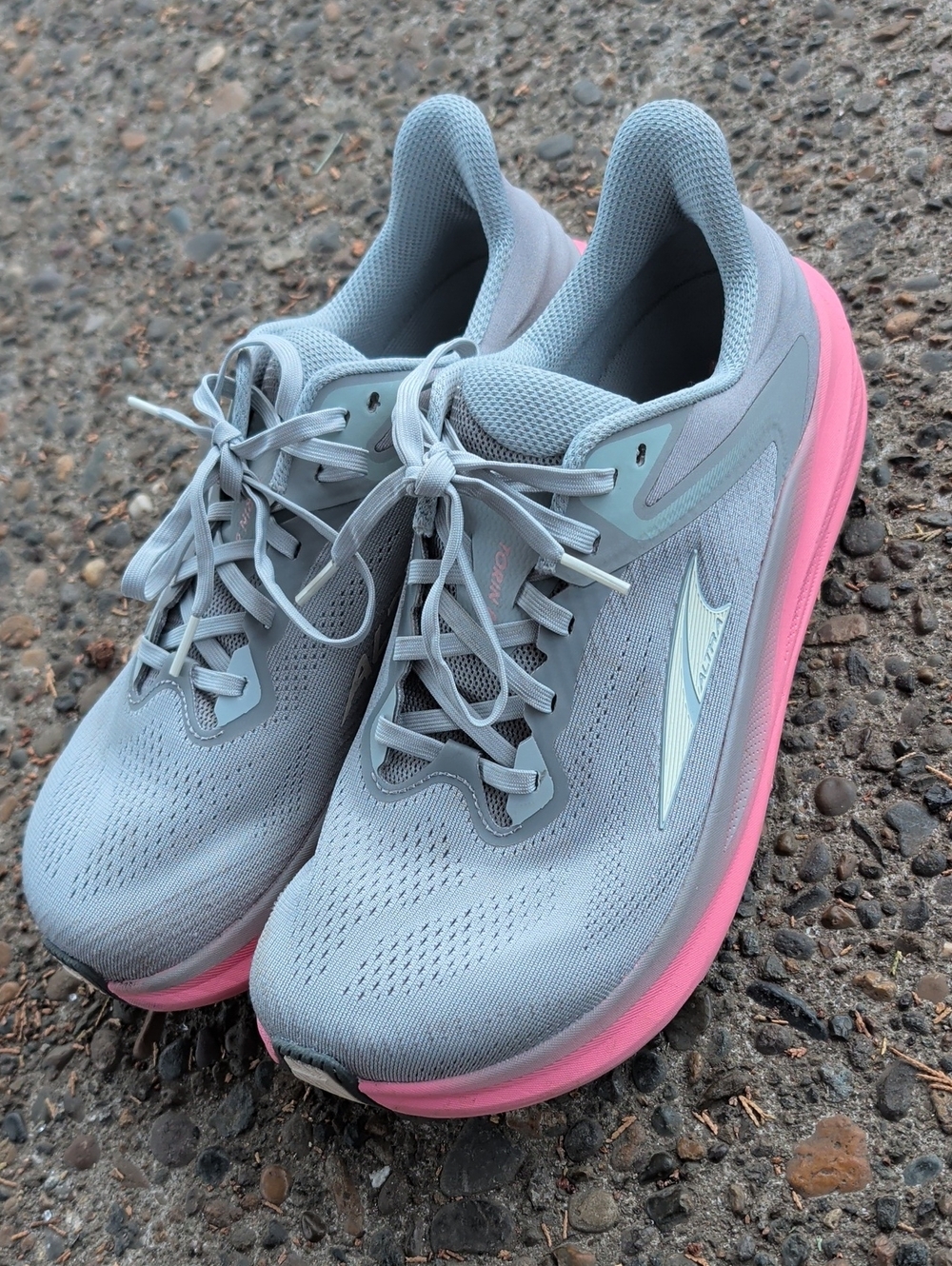 Altra Torin 8 Women’s Light Gray Running Sneakers with Pink Midsole